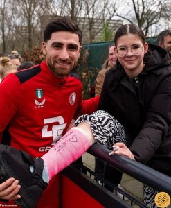 (عکس) یادگاری علیرضا جهانبخش روی پای شکسته دختر هلندی! 1