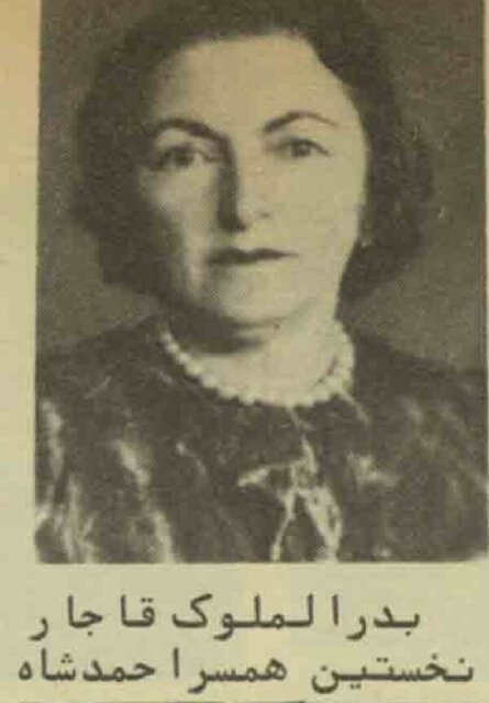 همسر احمدشاه به پنجره روزنامه چسبانده بود که چشمش به مجسمه رضاشاه نیفتد 1